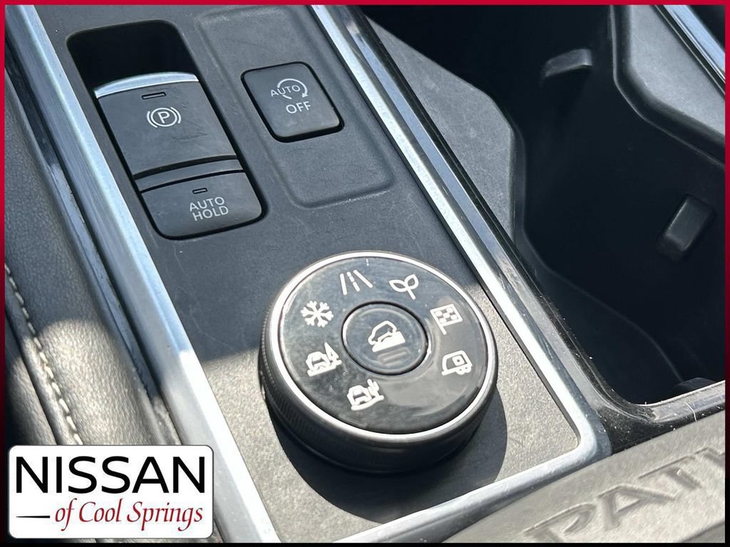 Used 2023 Nissan Pathfinder SL AWD/4WD image 33