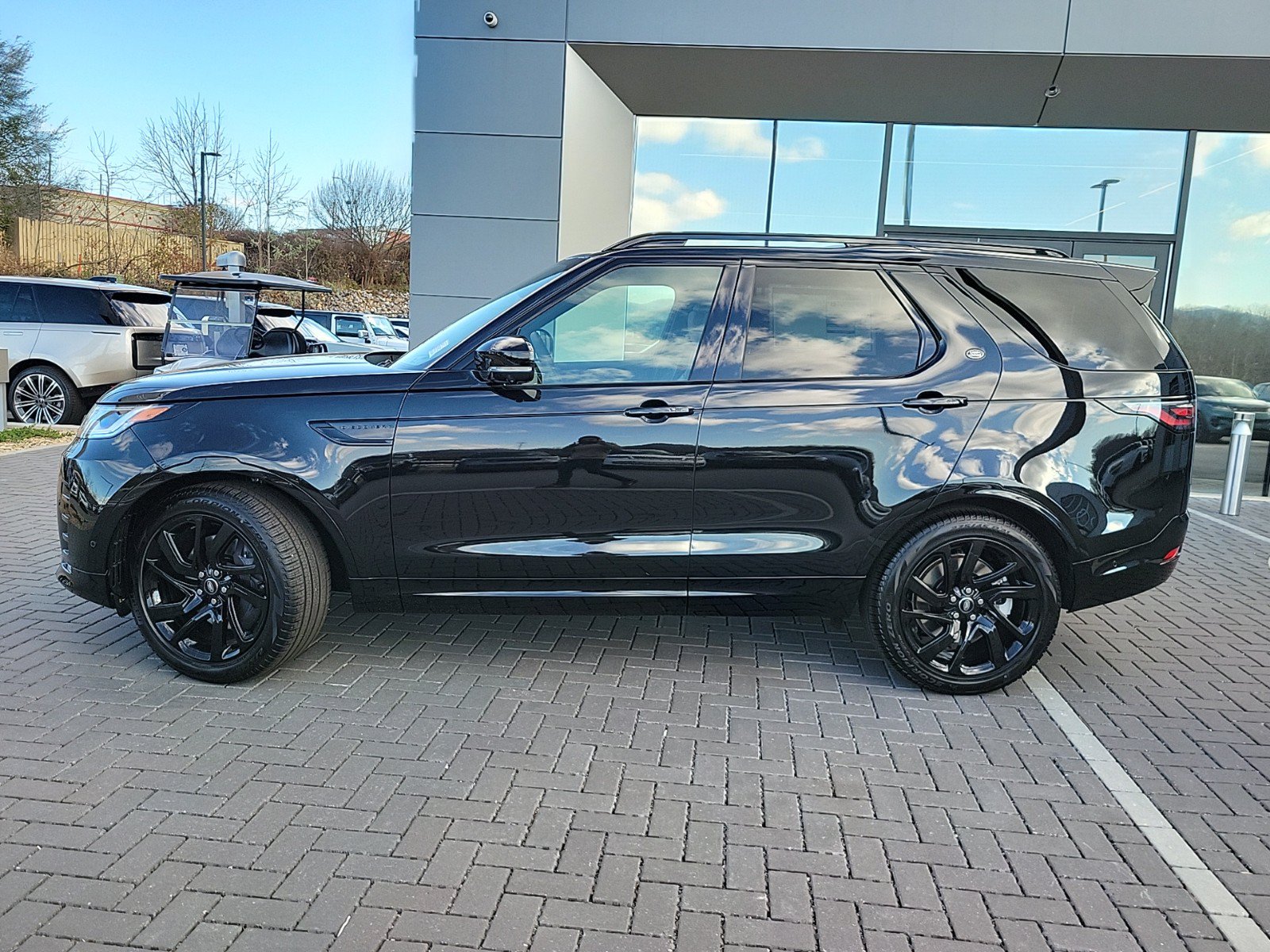 Used 2025 Land Rover Discovery Dynamic SE AWD/4WD image 10