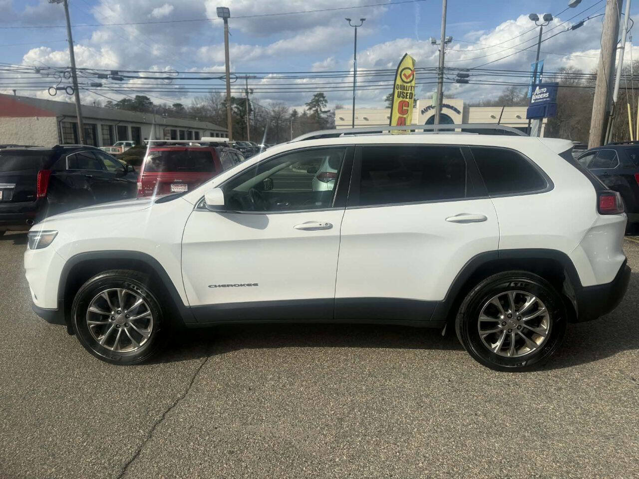 Used 2019 Jeep Cherokee Latitude Plus AWD/4WD image 4