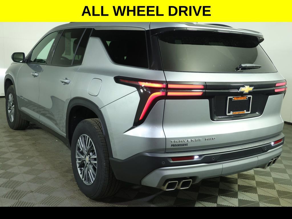 Used 2025 Chevrolet Traverse LT image 4