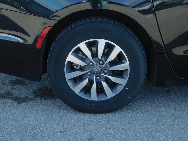 Used 2024 Chrysler Pacifica Select image 11