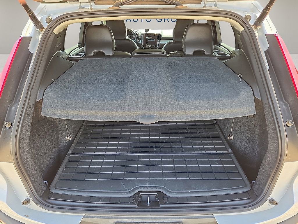 Used 2021 Volvo XC40 T5 Momentum w/ Advanced Package image 13