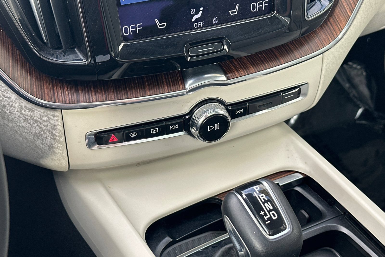 Used 2021 Volvo XC60 T6 Momentum w/ Premium Package AWD/4WD image 23