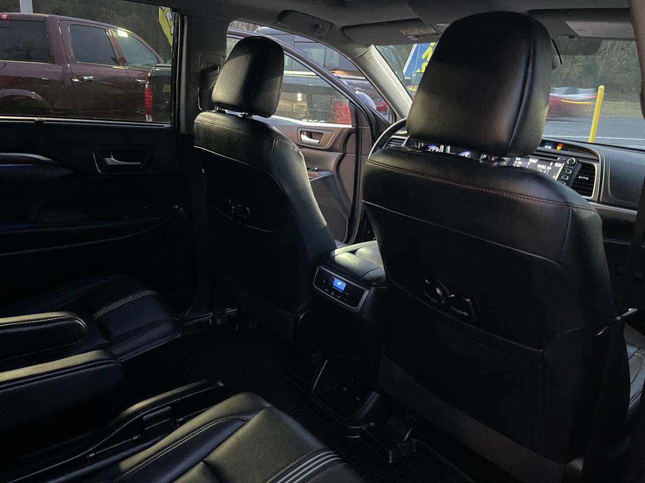 Used 2019 Toyota Highlander SE AWD/4WD image 32