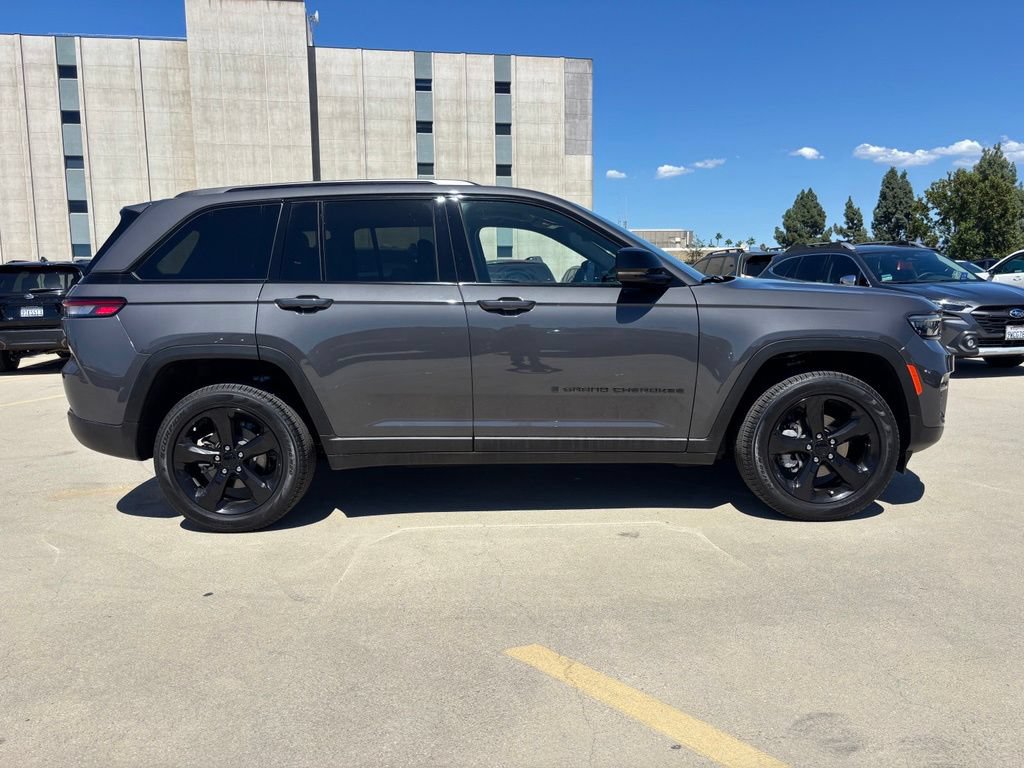 Used 2025 Jeep Grand Cherokee Limited w/ Black Appearance Package RWD image 2