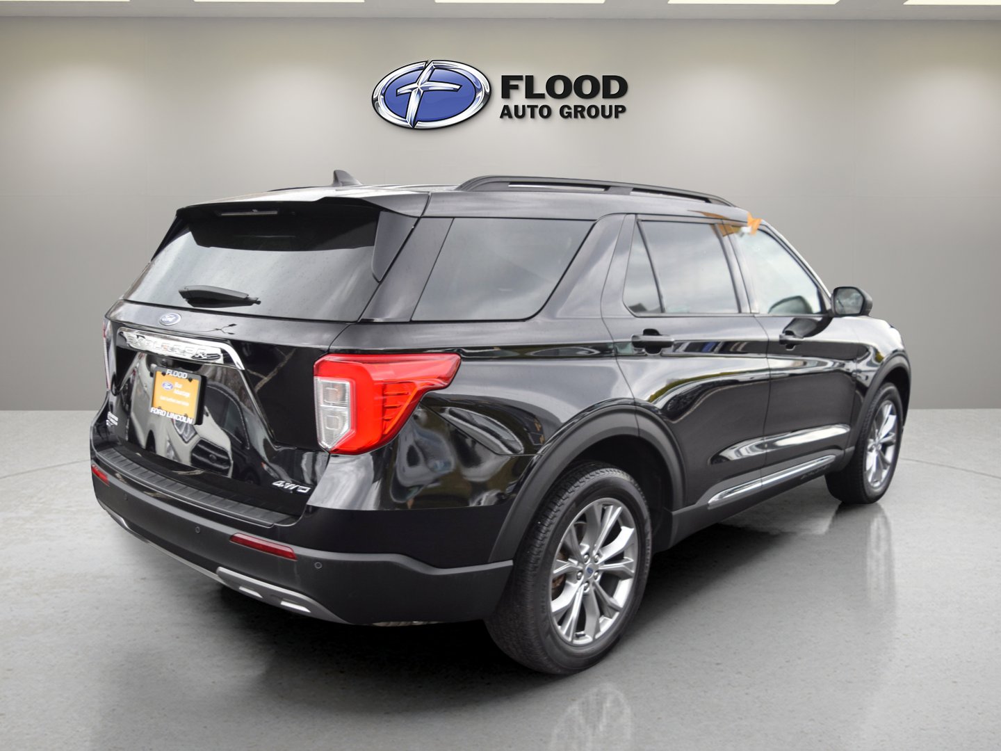 Used 2023 Ford Explorer XLT w/ Equipment Group 202A image 4