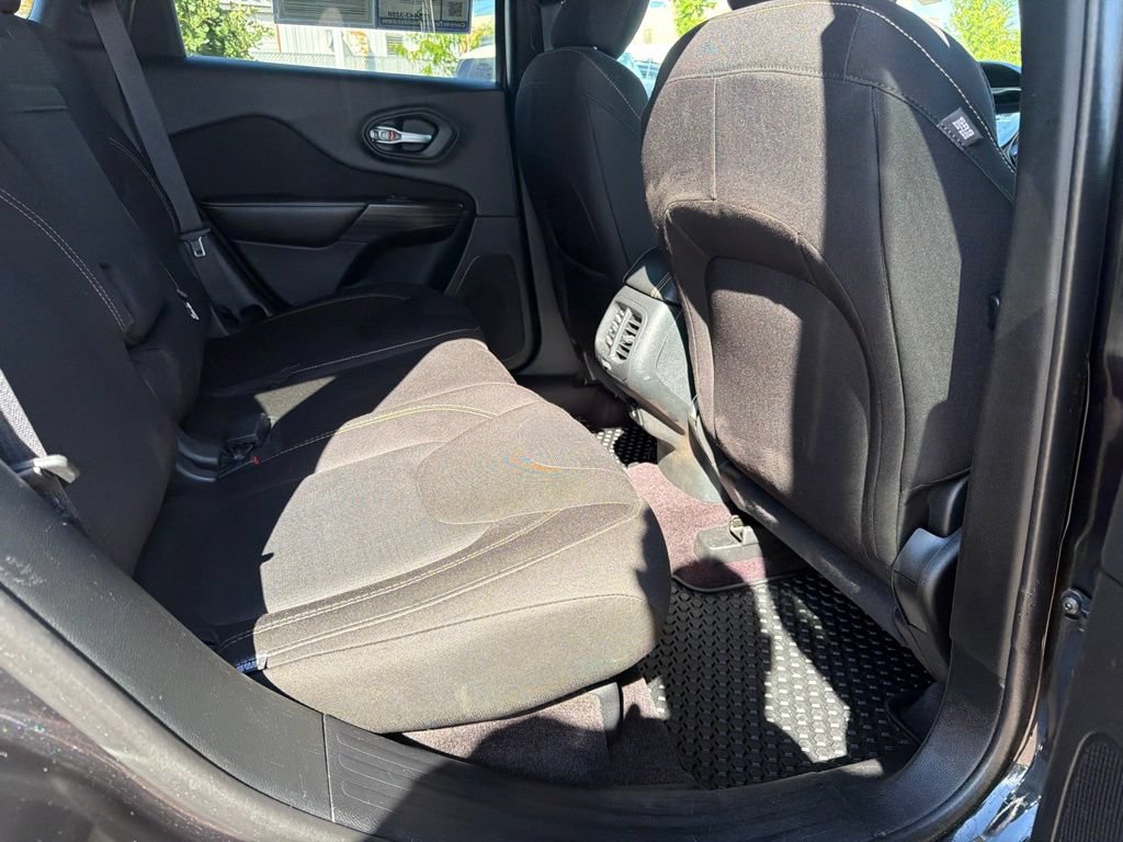 Used 2016 Jeep Cherokee Latitude w/ Cold Weather Group AWD/4WD image 14
