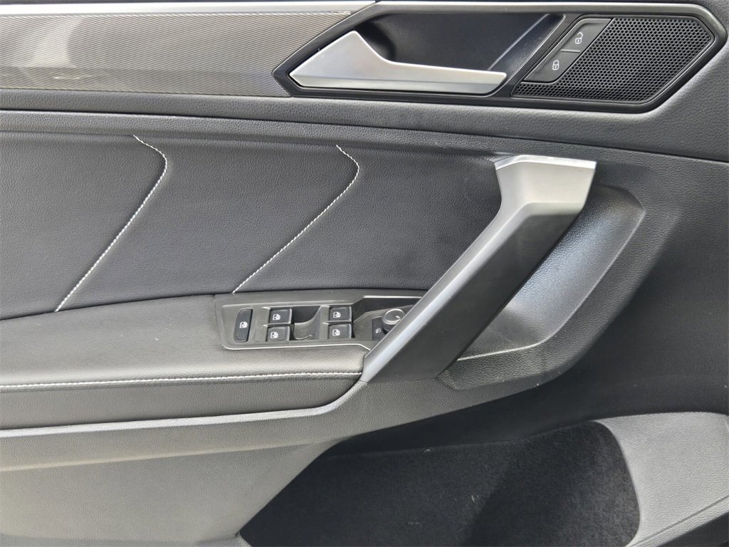 Used 2022 Volkswagen Tiguan SE R-Line image 31