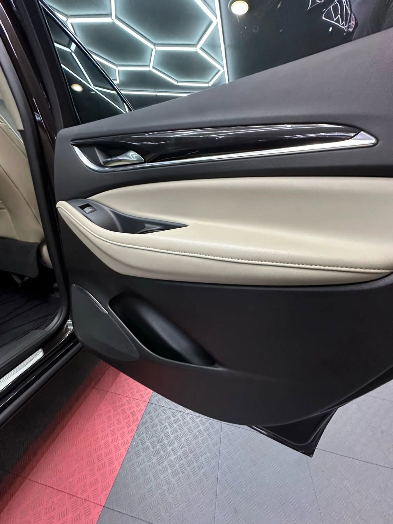 Used 2018 Buick Enclave Essence image 27