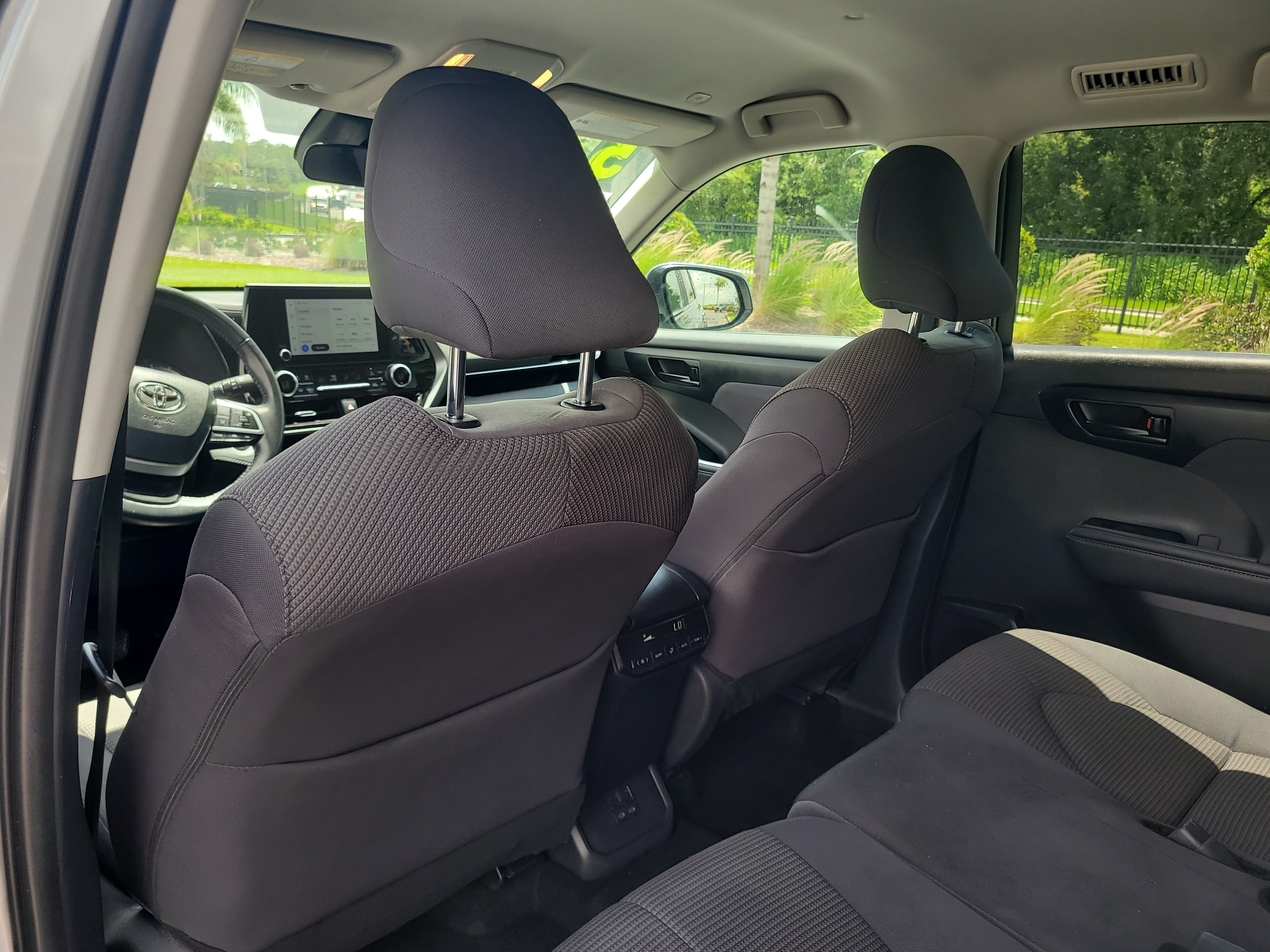 Used 2025 Toyota Highlander LE FWD image 14