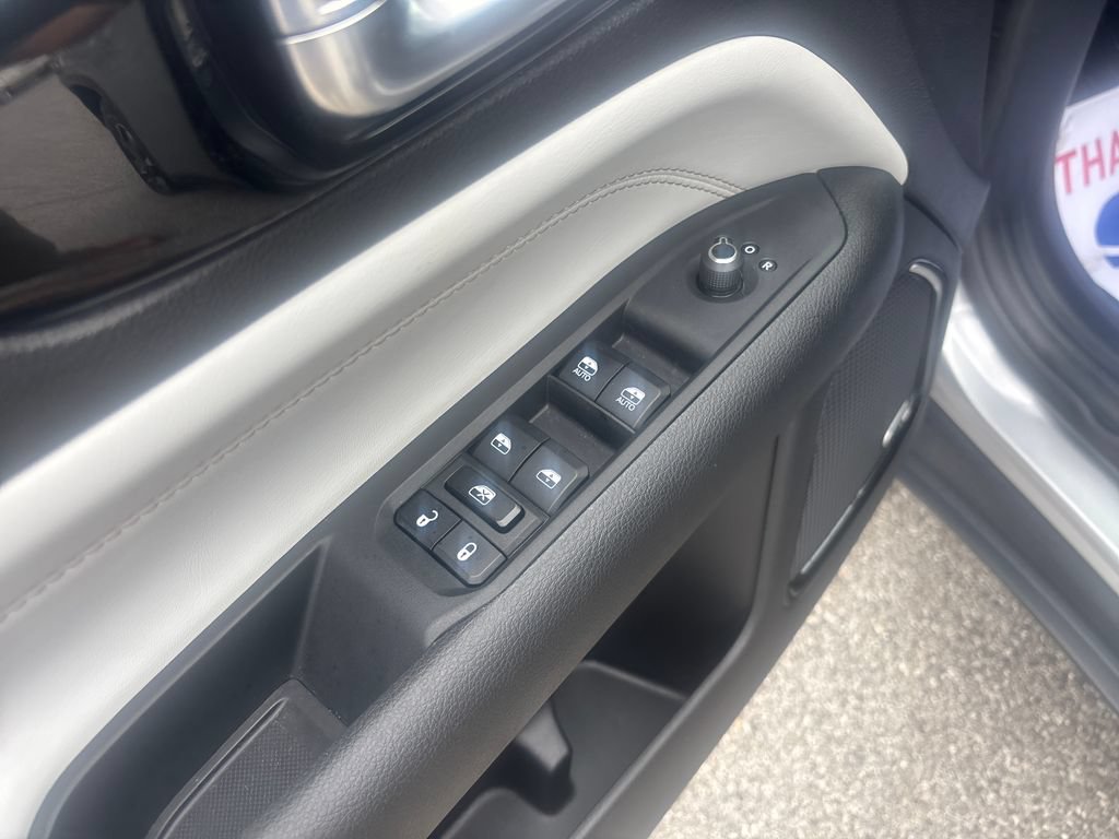 Used 2023 Jeep Compass Limited w/ Sun and Sound Group AWD/4WD image 16