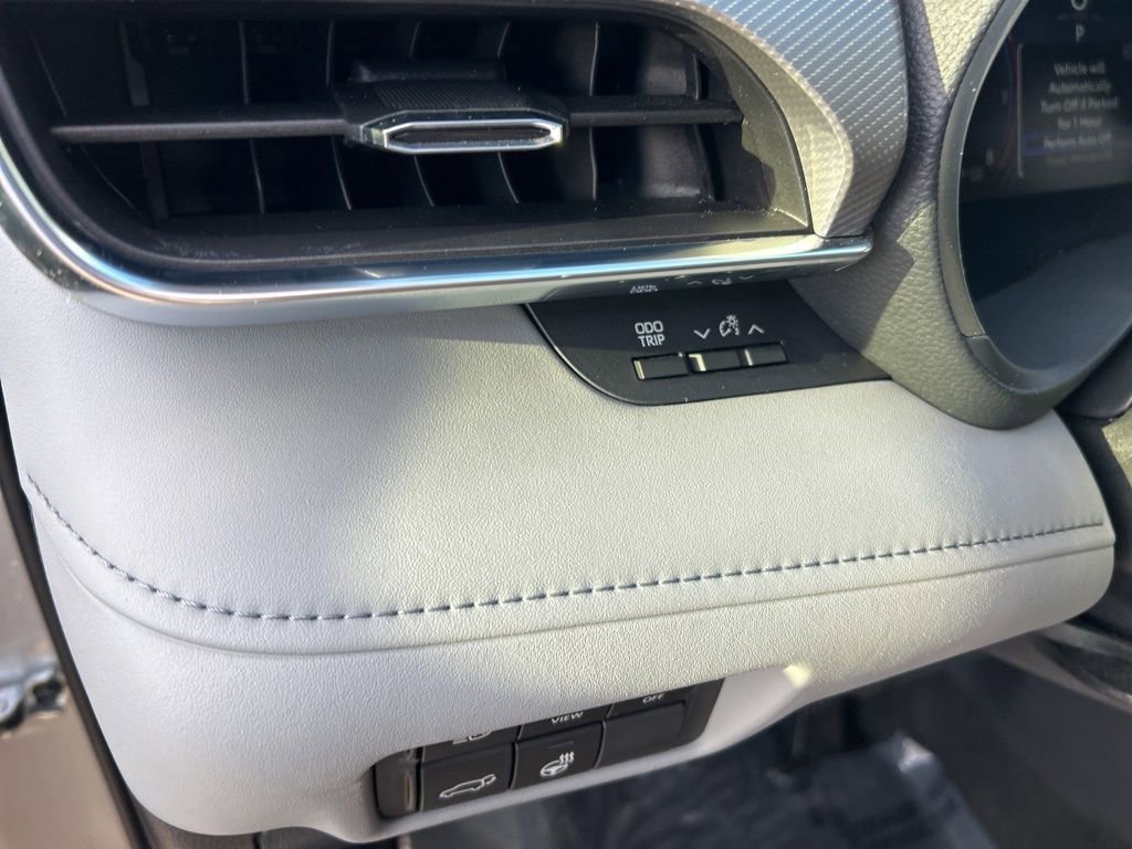 Used 2024 Toyota Highlander Platinum FWD image 40