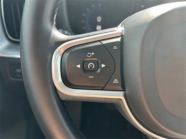 Used 2022 Volvo XC60 B5 Momentum image 23