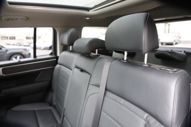 Certified 2025 Hyundai Santa Fe Limited AWD/4WD image 18