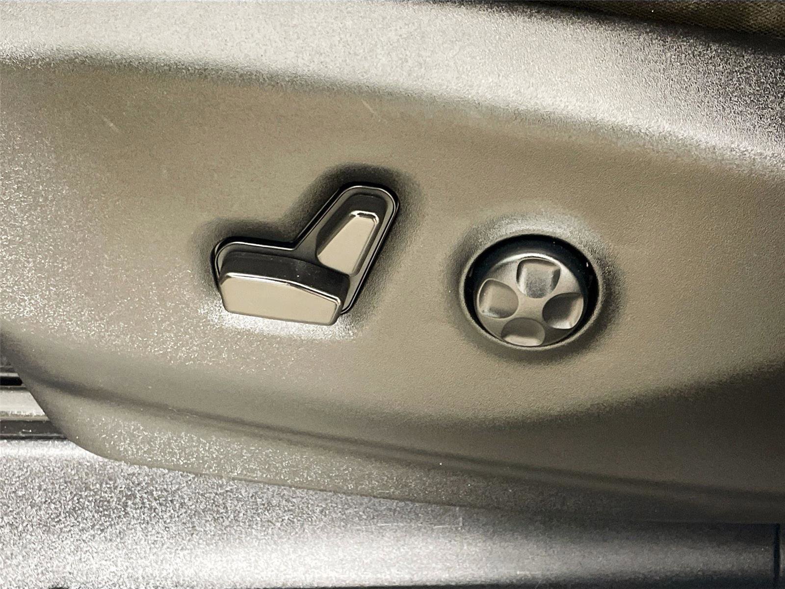 Used 2022 Chrysler Voyager LX image 21