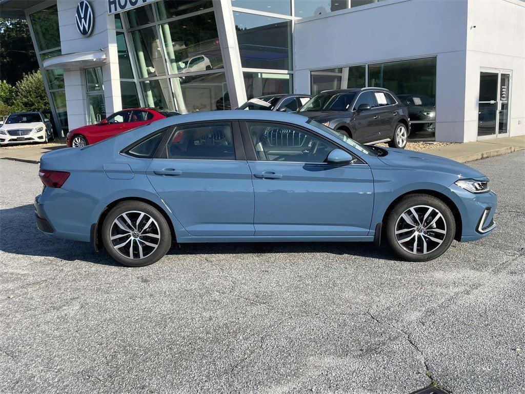 Used 2025 Volkswagen Jetta SE FWD image 2