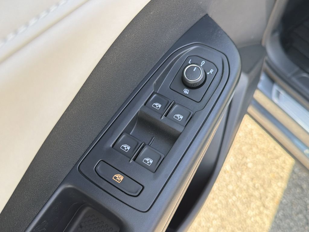 New 2026 Volkswagen Taos SE image 24