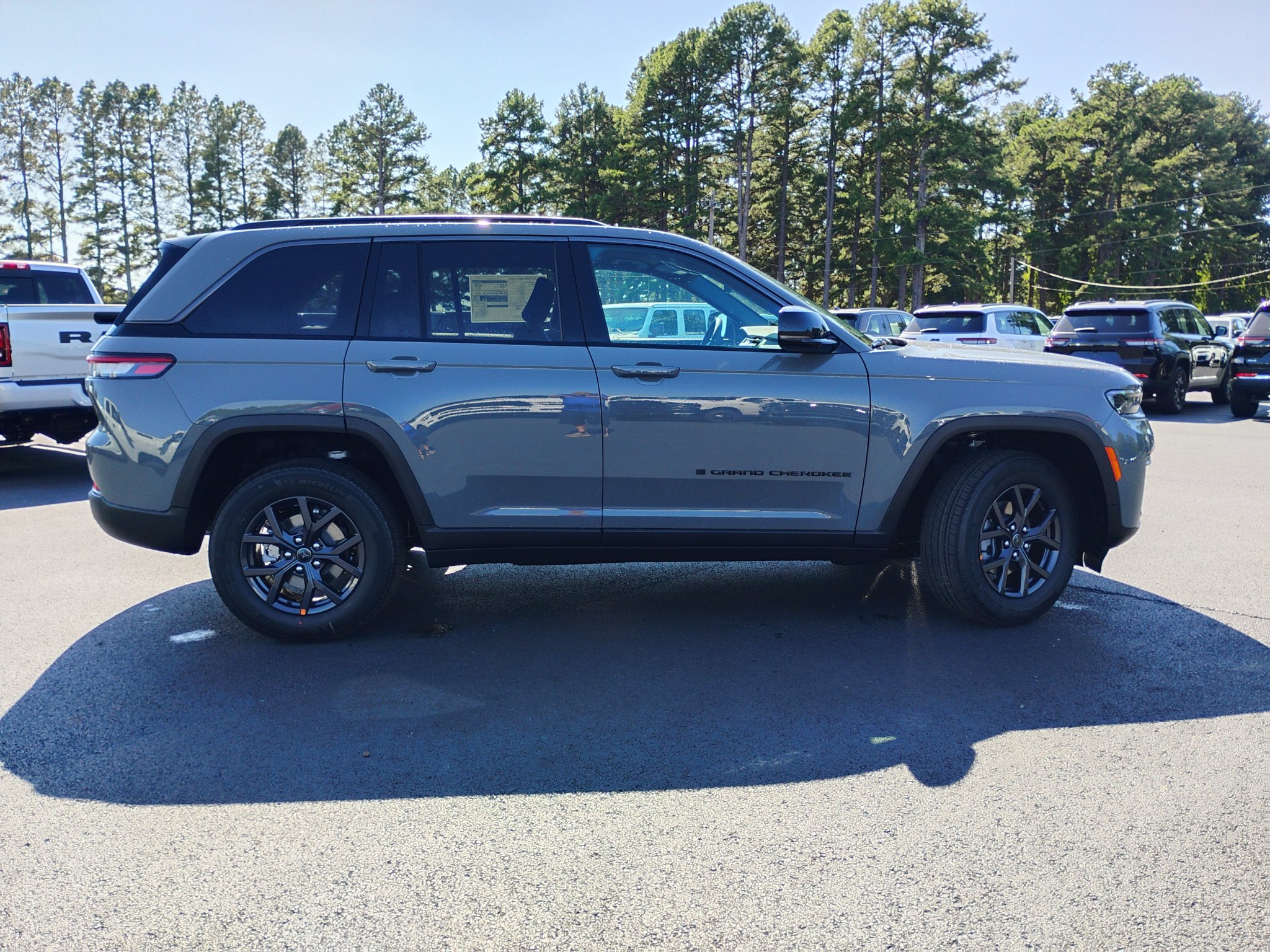 New 2027 Jeep Grand Cherokee Altitude AWD/4WD image 4