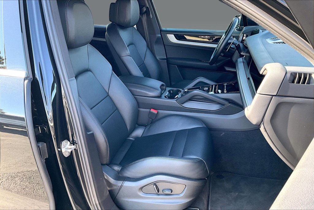 Used 2025 Porsche Cayenne AWD/4WD image 4