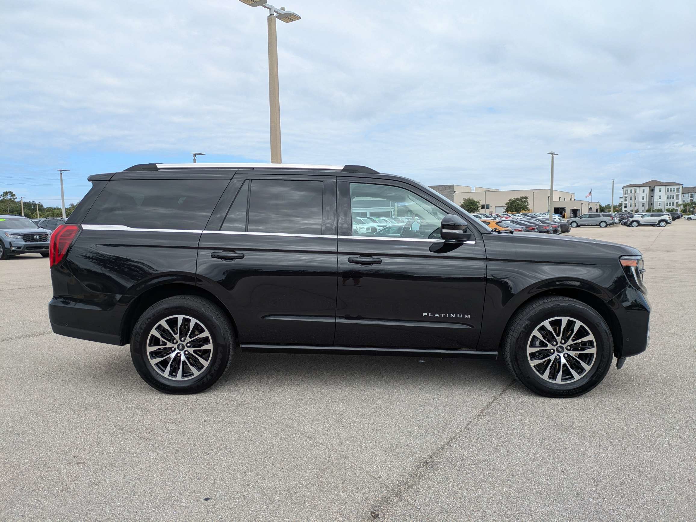Used 2025 Ford Expedition Platinum AWD/4WD image 4