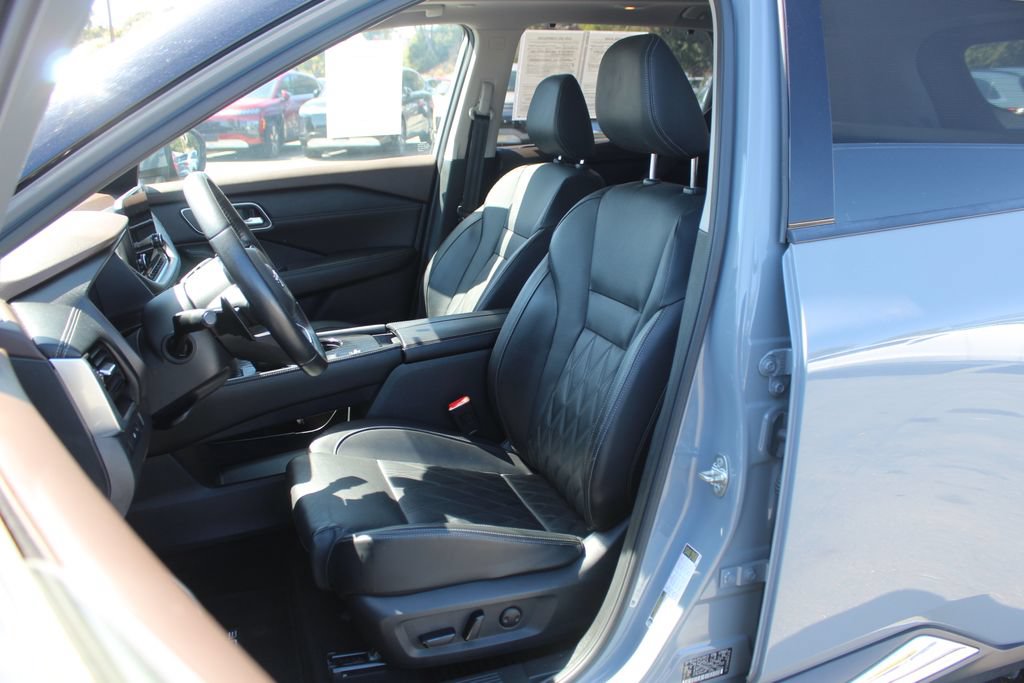 Used 2023 Nissan Rogue Platinum w/ Platinum Premium Package FWD image 13