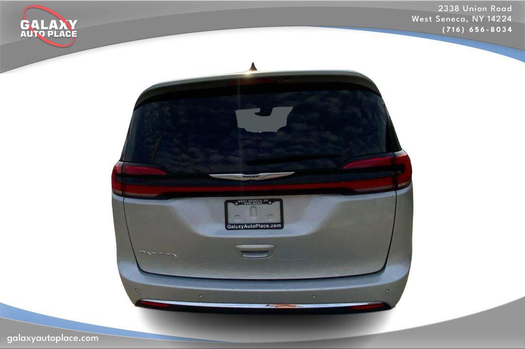 Used 2024 Chrysler Pacifica Touring-L FWD image 6