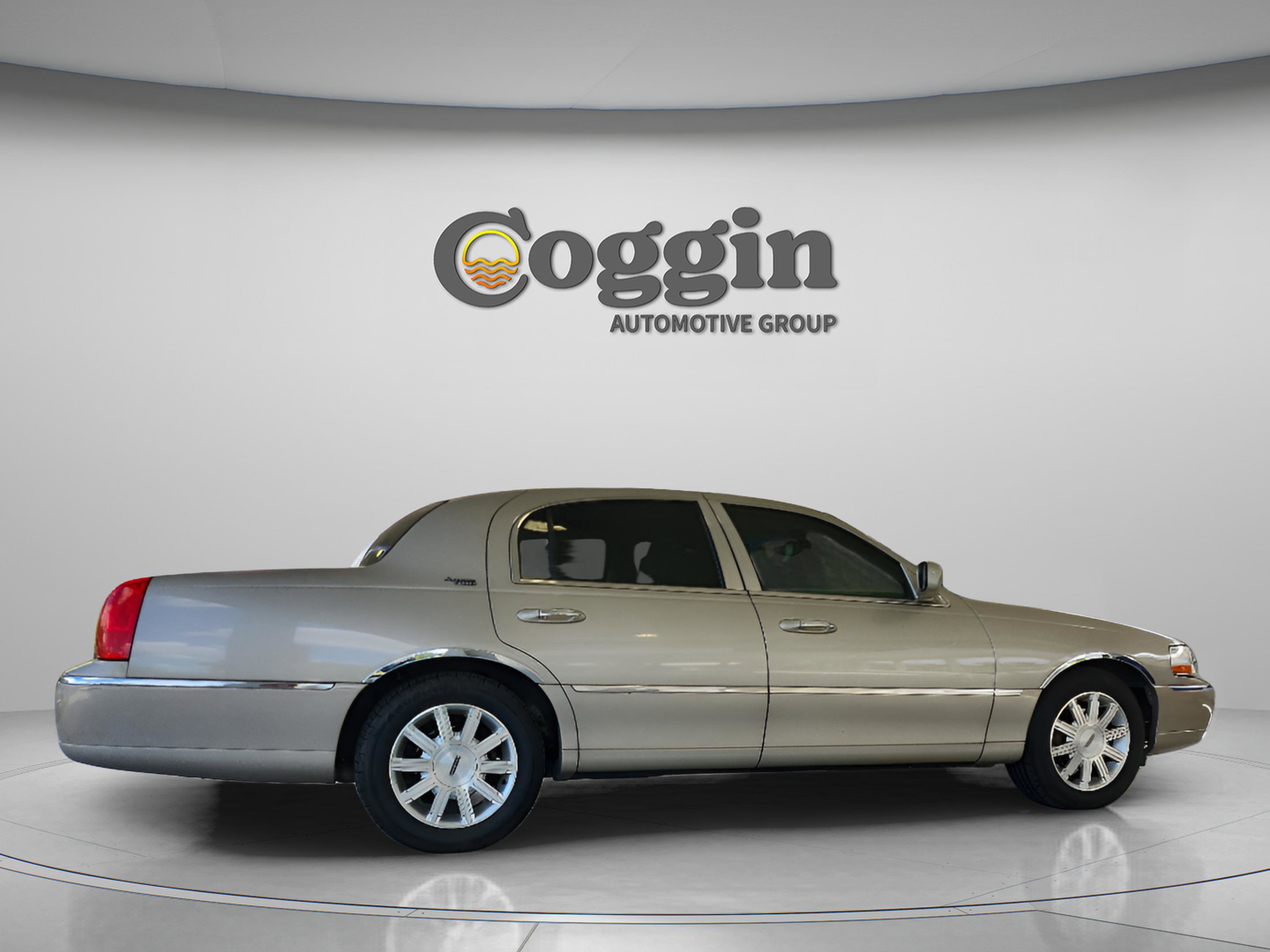 Used 2009 Lincoln Town Car Signature Limited RWD image 4