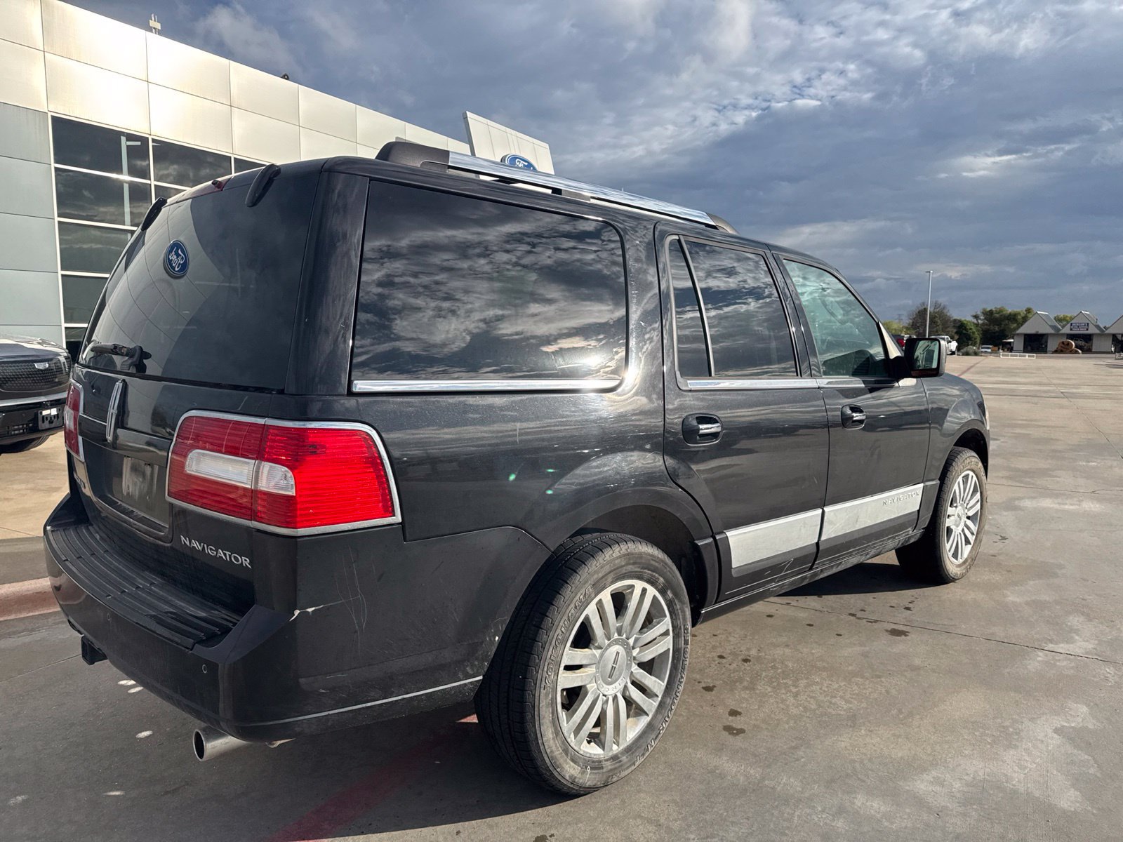 Used 2010 Lincoln Navigator 2WD image 3
