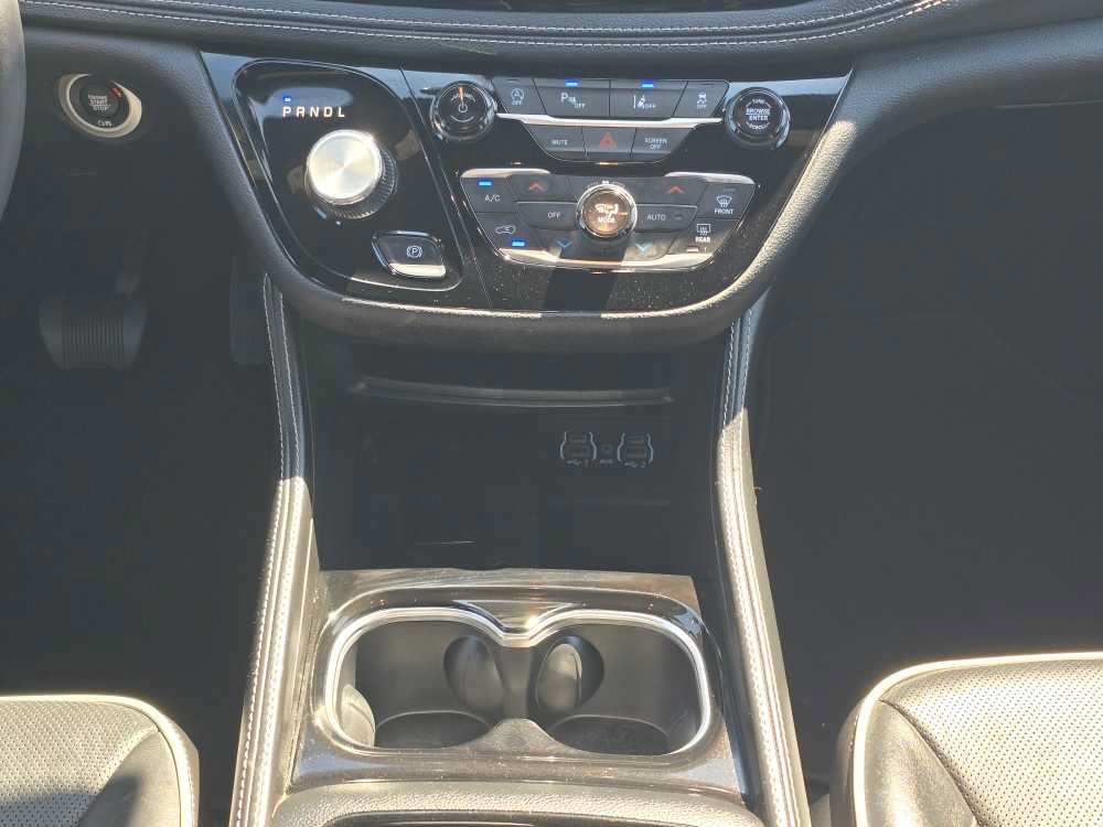 Used 2025 Chrysler Pacifica Limited FWD image 13
