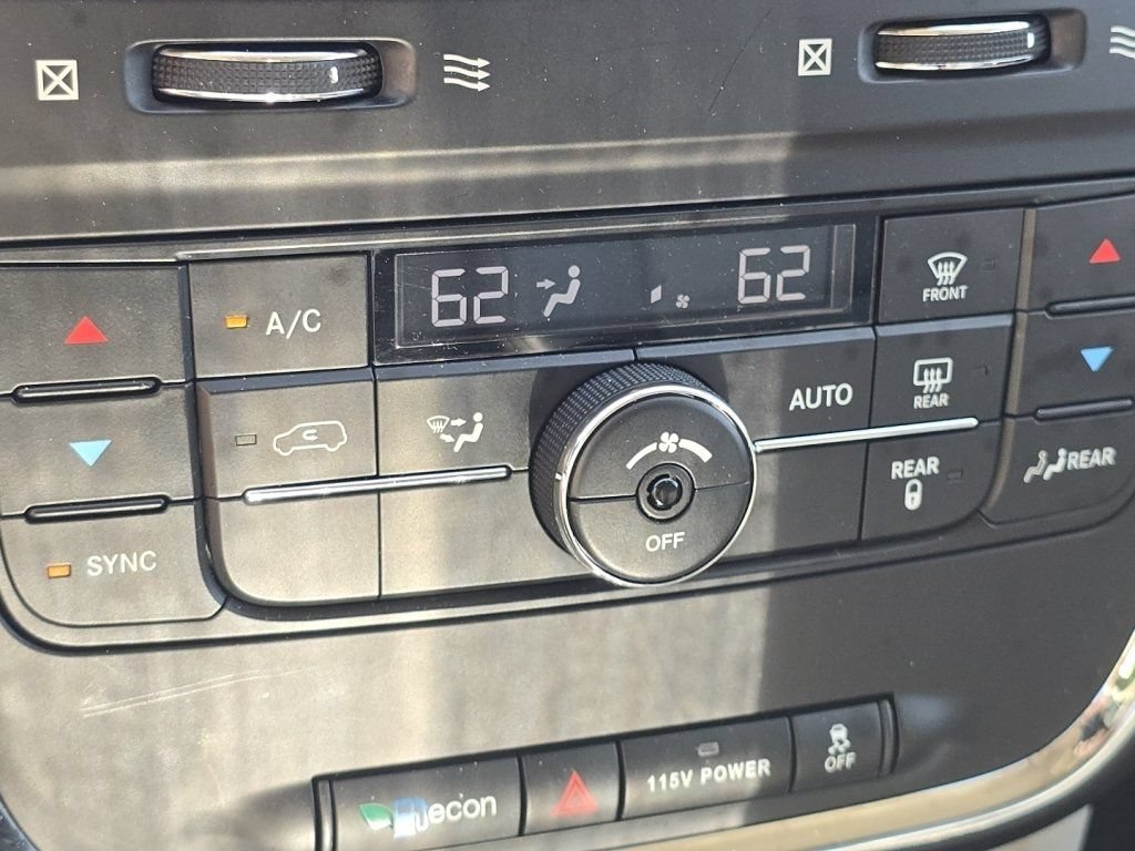 Used 2016 Chrysler Town & Country Touring FWD image 33