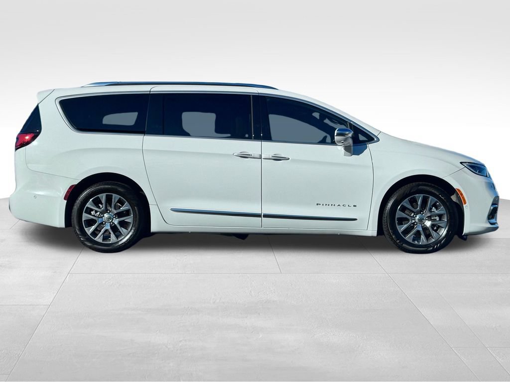 Used 2024 Chrysler Pacifica Pinnacle FWD image 8