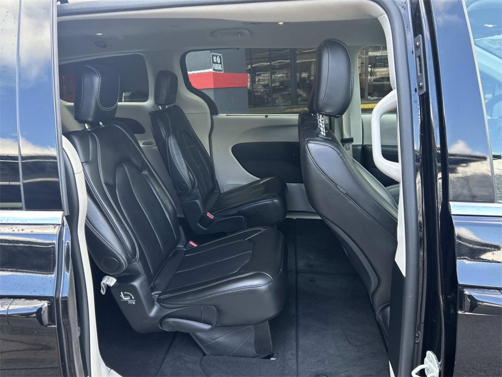 Used 2024 Chrysler Pacifica Touring-L image 15