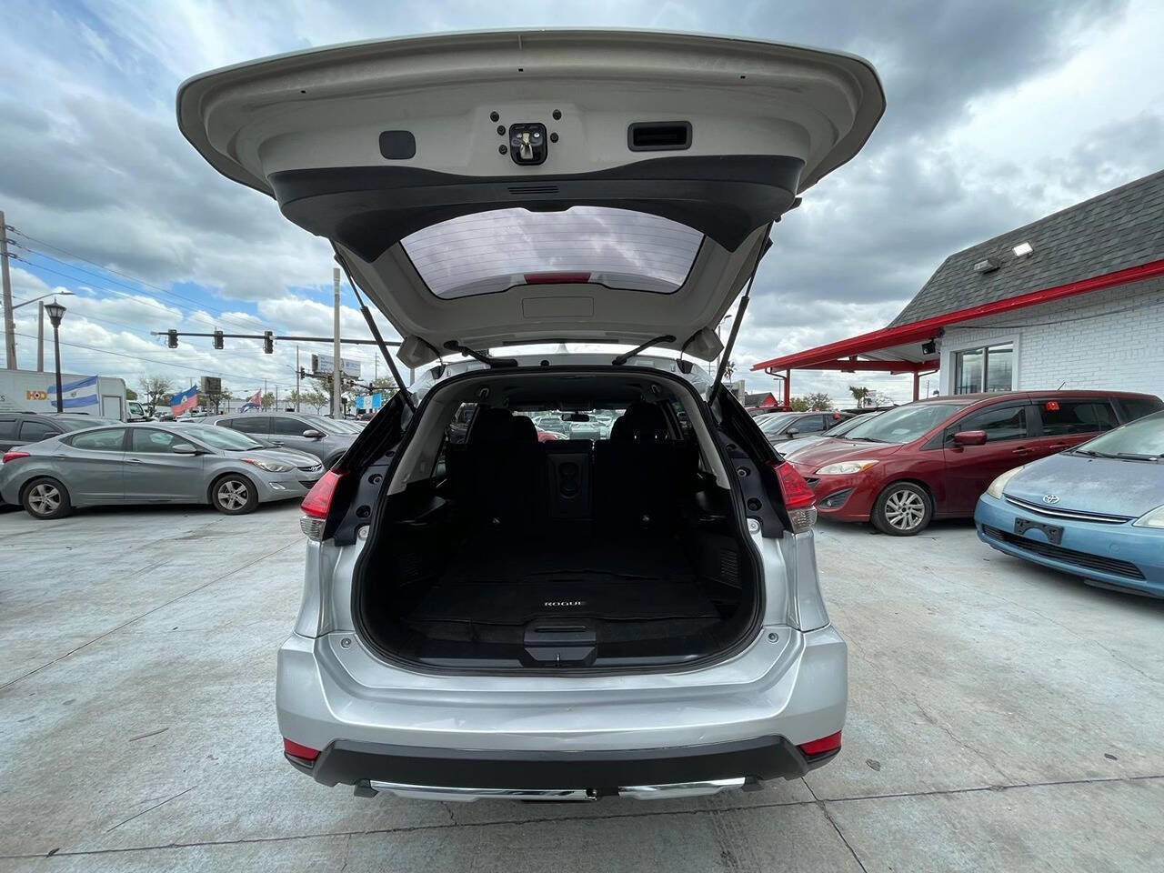 Used 2017 Nissan Rogue S image 5