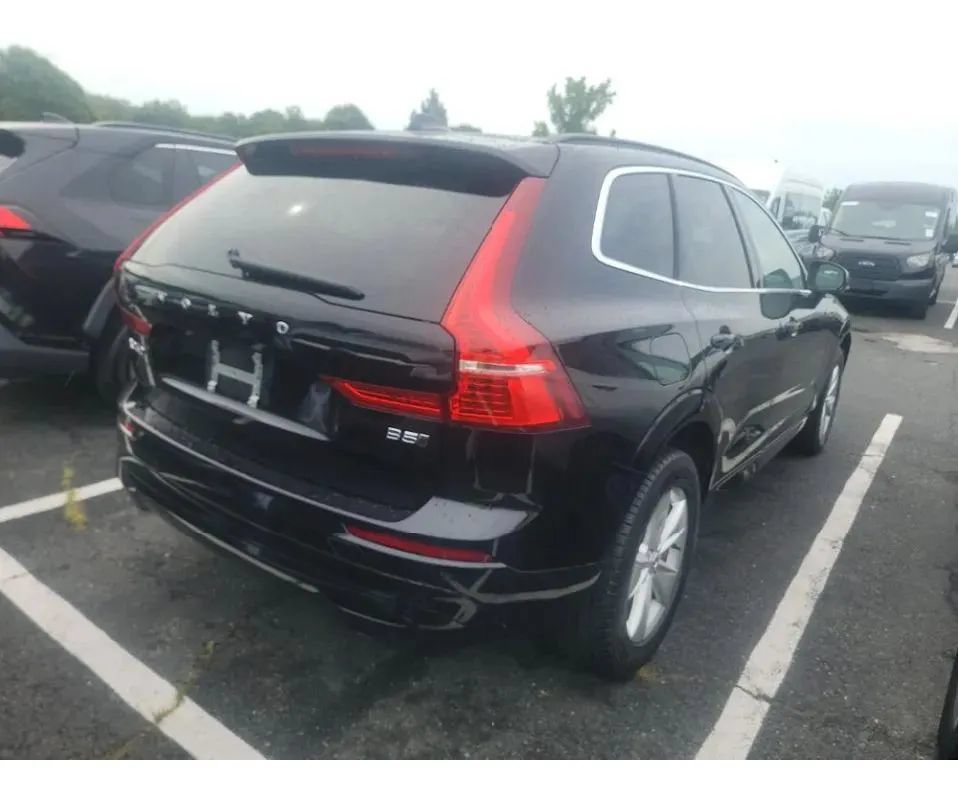 Used 2022 Volvo XC60 B5 Momentum AWD/4WD image 2