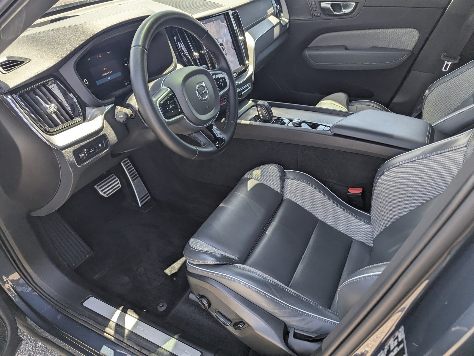 Used 2022 Volvo XC60 T8 R-Design w/ Advanced Package AWD/4WD image 8