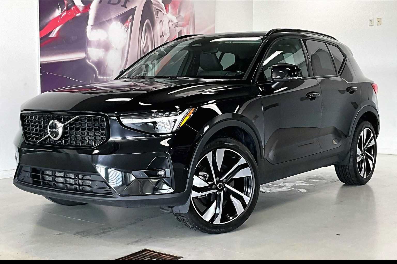 Used 2025 Volvo XC40 B5 Plus AWD/4WD image 1