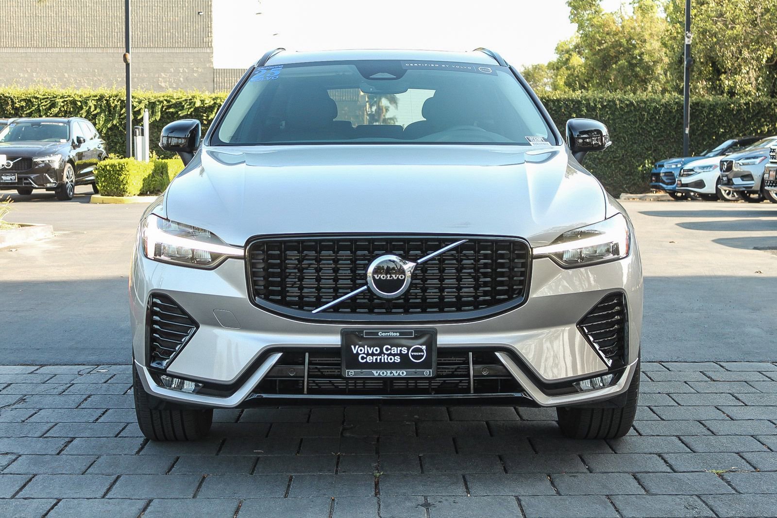Used 2025 Volvo XC60 B5 Core AWD/4WD image 2