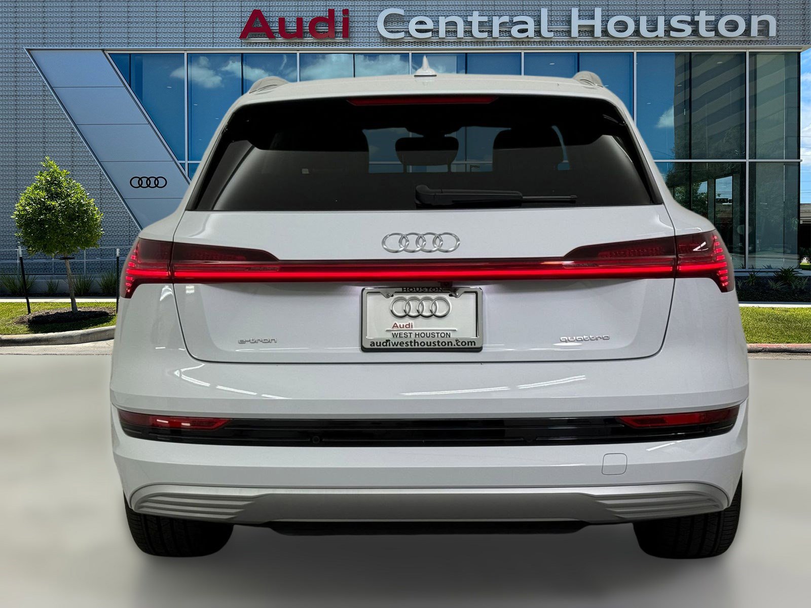 Used 2022 Audi e-tron Premium w/ Interior Protection Package image 10
