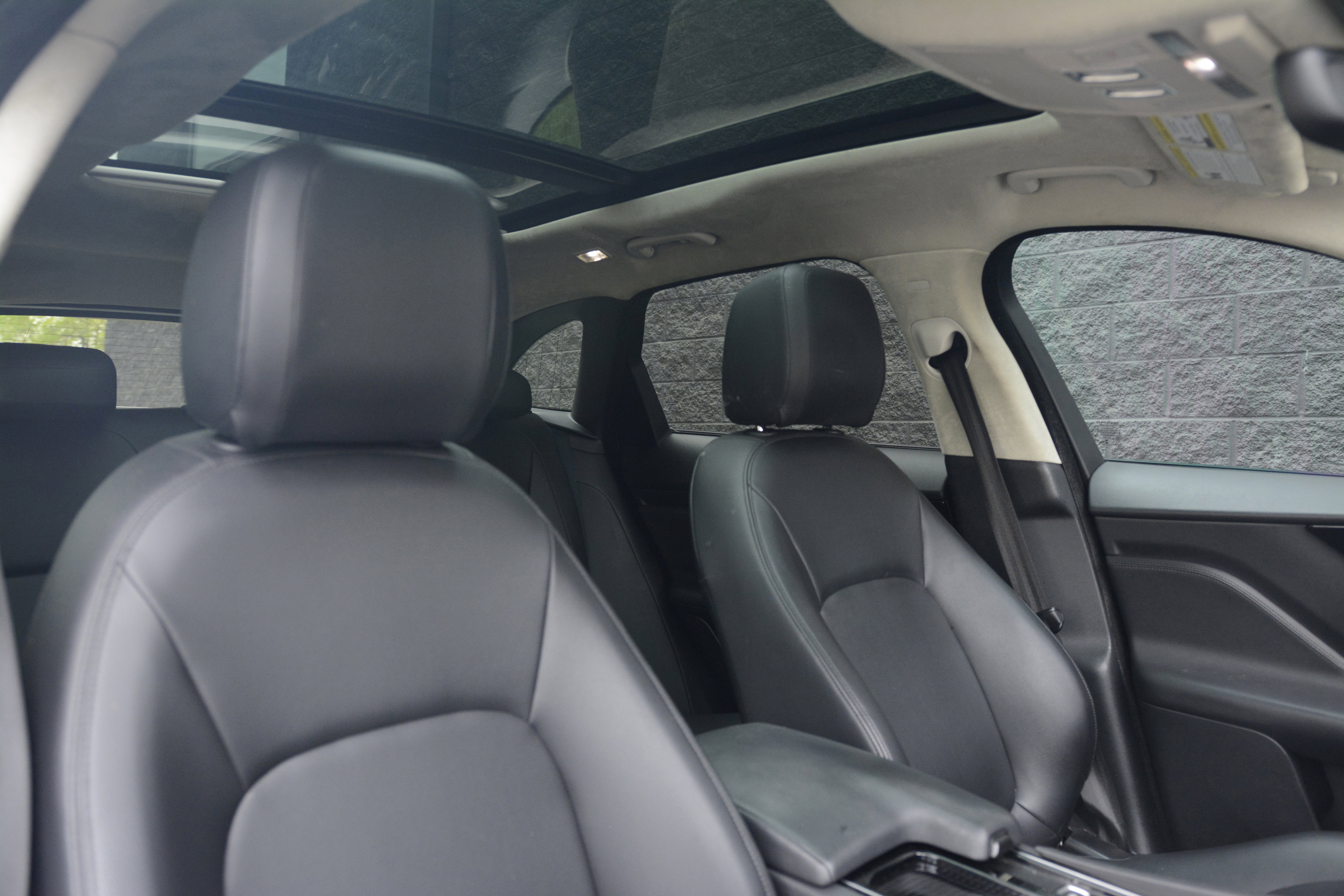 Used 2020 Jaguar F-PACE Premium image 25