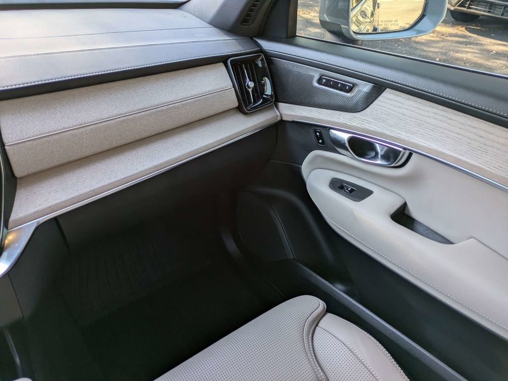 New 2025 Volvo XC90 B6 Ultra image 18