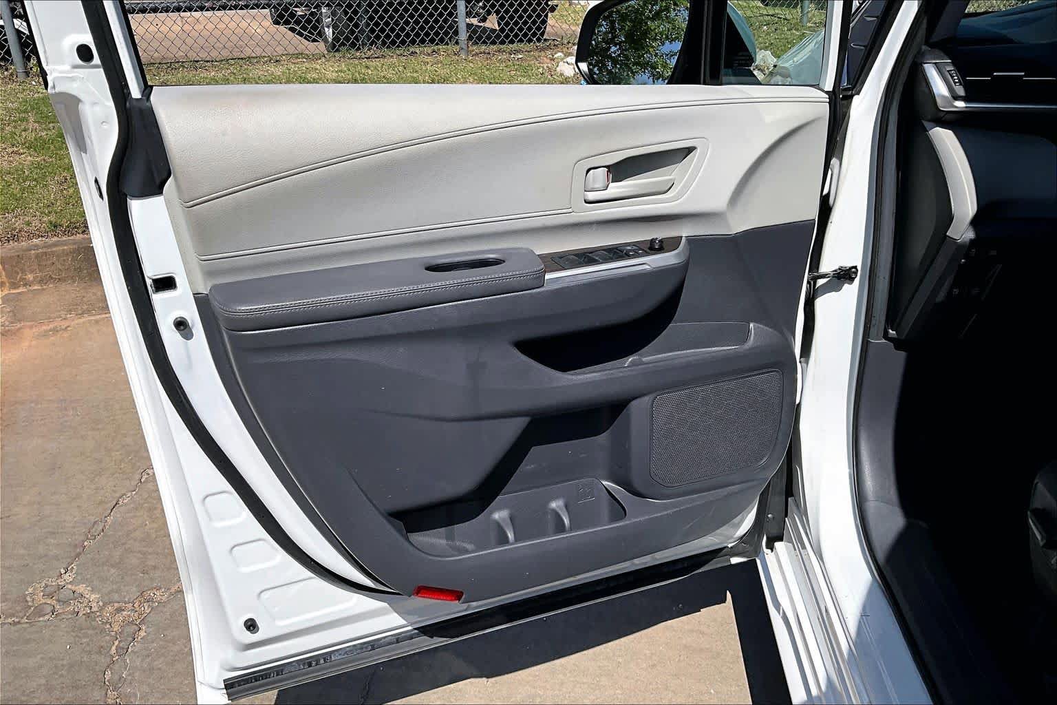 Used 2024 Toyota Sienna LE w/ LE Plus Package FWD image 26