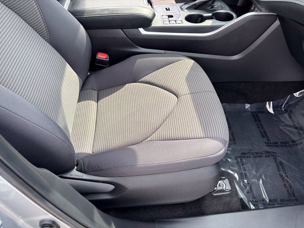 Used 2025 Toyota Highlander LE FWD image 35