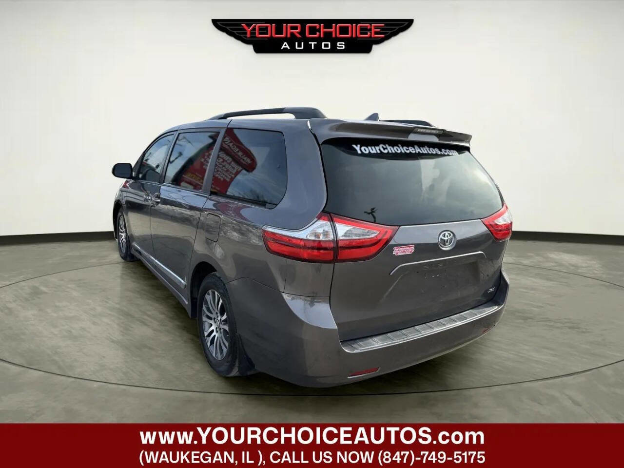 Used 2018 Toyota Sienna XLE w/ XLE Navigation Package FWD image 3