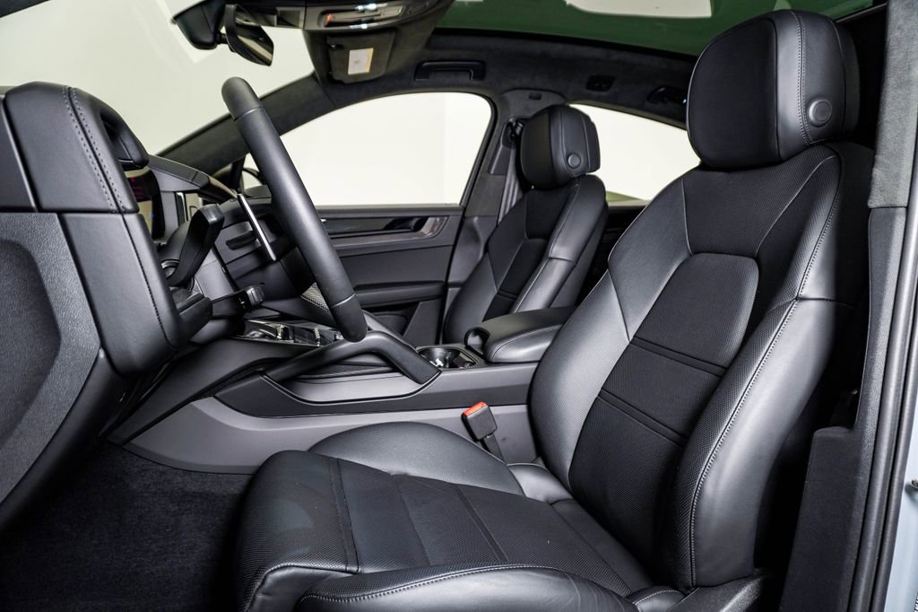 Certified 2025 Porsche Cayenne GTS AWD/4WD image 5