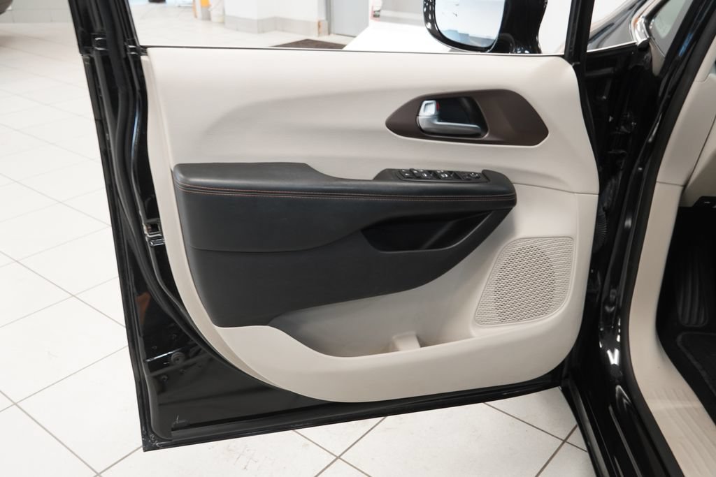 Used 2019 Chrysler Pacifica Touring-L FWD image 5