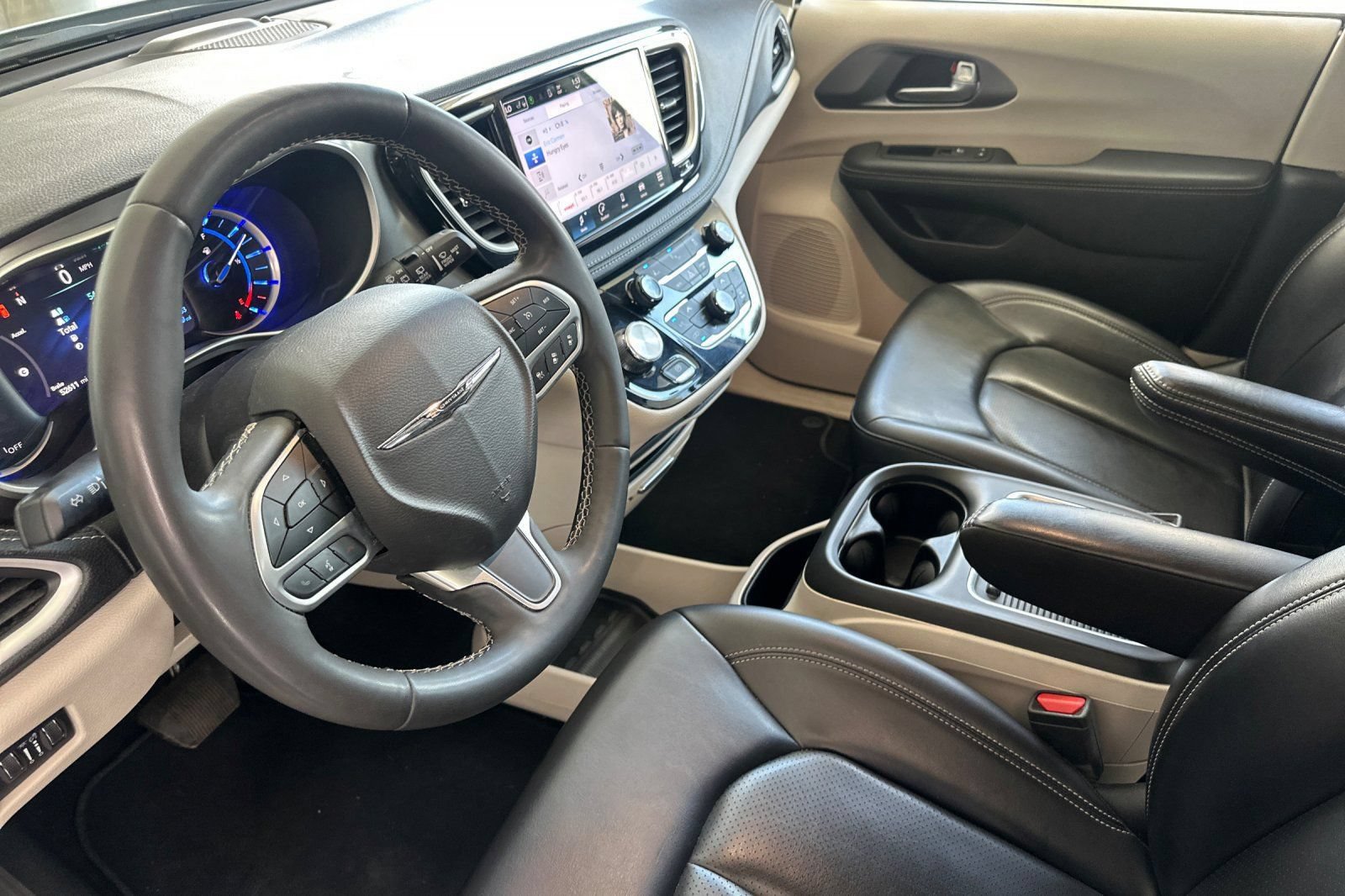 Used 2023 Chrysler Pacifica Touring-L FWD image 10