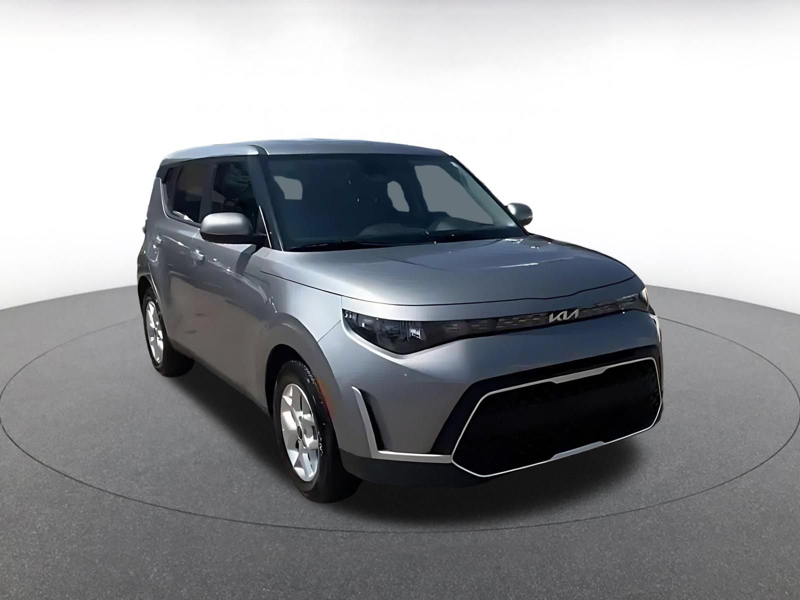 Used 2025 Kia Soul LX w/ LX Technology Package FWD image 3