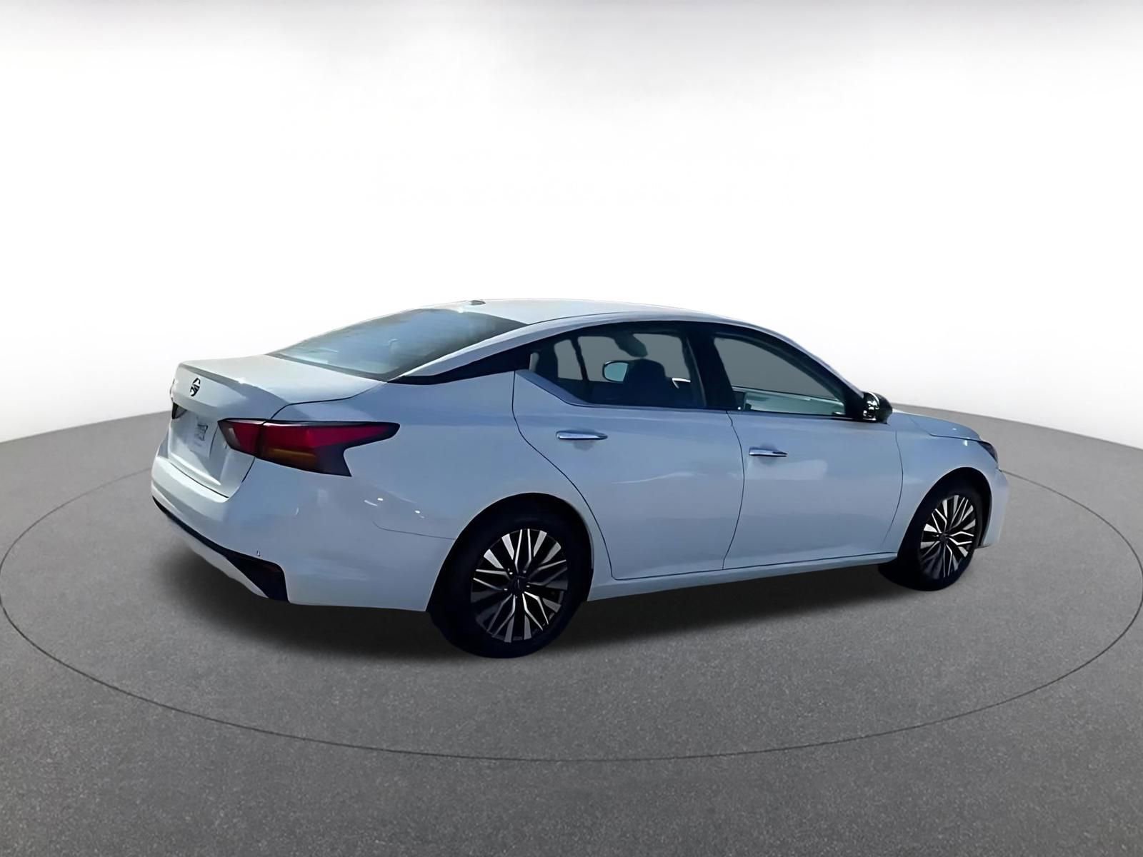 Used 2025 Nissan Altima 2.5 SV image 15