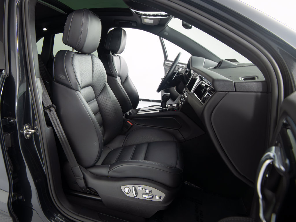 Certified 2026 Porsche Macan AWD/4WD image 38