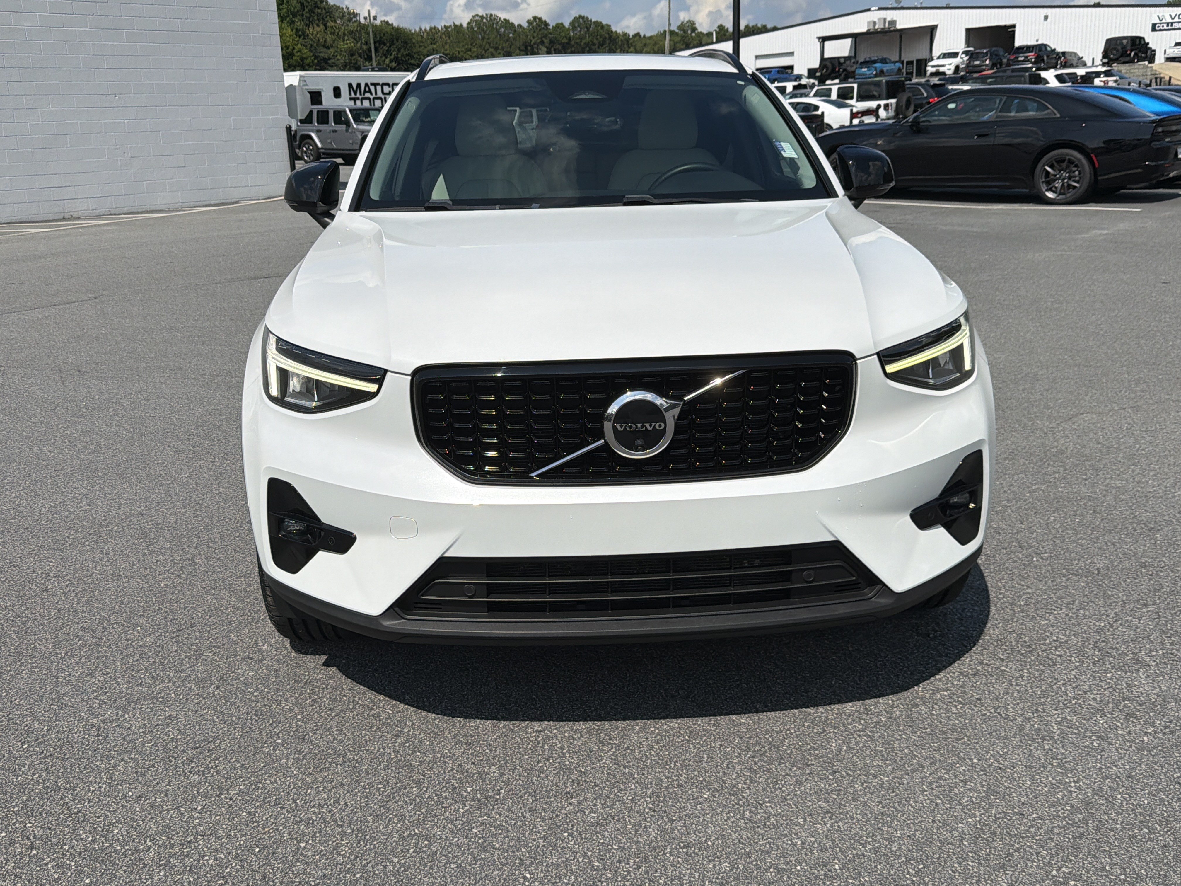 Used 2023 Volvo XC40 B4 Ultimate FWD image 2